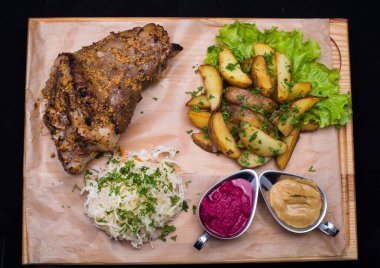 Patates ve salatalı ızgara biftek.