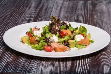 Masanın üzerine Sezar salatası