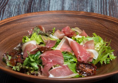 Prosciutto, jambon, roka ve zeytinyağlı salata lütfen.