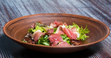 Tahta tabakta jambon ve peynirli salata