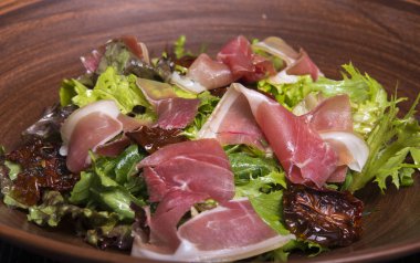 Prosciutto ve parmesanlı taze ve lezzetli İtalyan salatası.