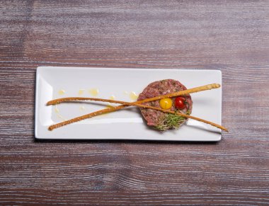 Ton balıklı salata sebze ile