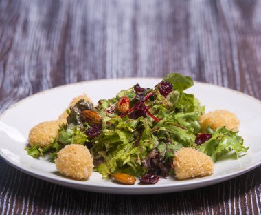 Ton balıklı salata sebze ile