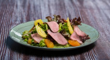 Kızarmış ördek ve salata.