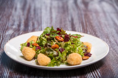 Taze sebzeli salata ve et