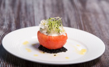 Siyah tabakta somon ve krem peynirli siyah havyar.