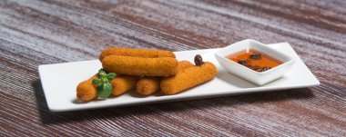 Acı biberli balık kroket, baharatlı Tayland yemeği.