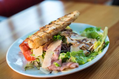 Sezar salata tavuk göğsü ile