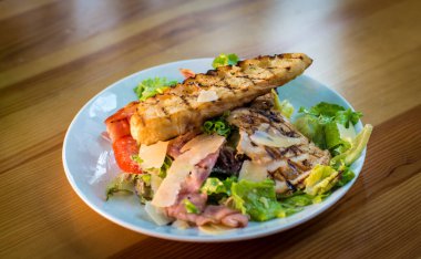 Tavuk ve parmesan peynirli sezar salatası.