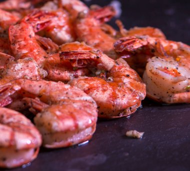 Izgarada baharatlı karides.