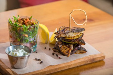 Sebze ve baharatlı ızgara tavuk.