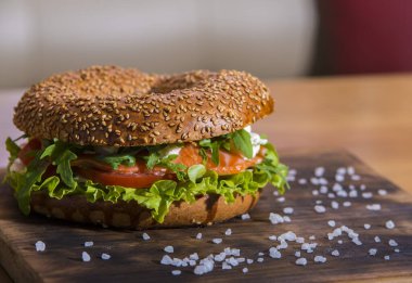 Tahta masada taze yapılmış hamburger.