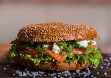 Siyah tahta üzerinde somon ve somon burger.