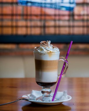 Bir bardak buzlu latte.