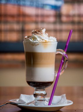 Kahve ve dondurma. Bardakta, ahşap masada.