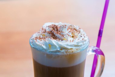 bir fincan kahve ile krem şanti