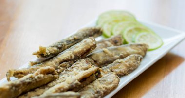 Tabakta kızartılmış balık.