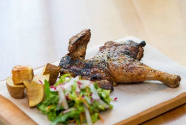 Kızarmış kuzu budu, patates ve sebzeli.