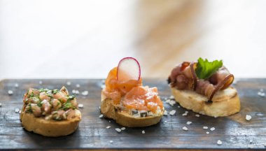 Somon ve krem peynirli nefis bruschetta.