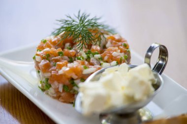 Krema soslu ve dereotlu somon tartar.