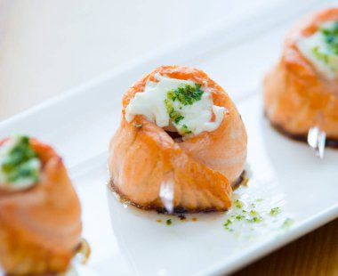 suşi somon ve plaka üzerinde avokado