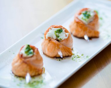 Sebzeli somon salatası