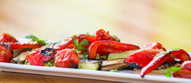 Izgara domates ve patlıcan.