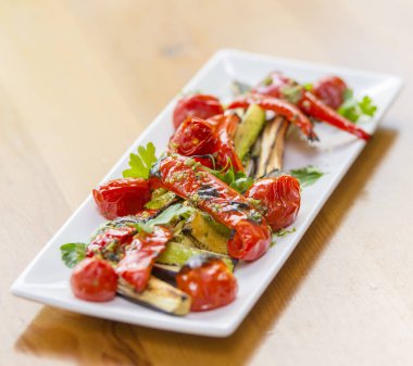 Domates ve fesleğenli ızgara patlıcan.