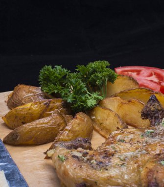 Patates ve mantarlı kızarmış tavuk..