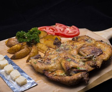 Tavuk biftek ve patates.