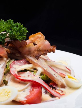 Tavuk ve sebzeli salata.