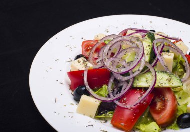 Beyaz masada taze sebze salatası.