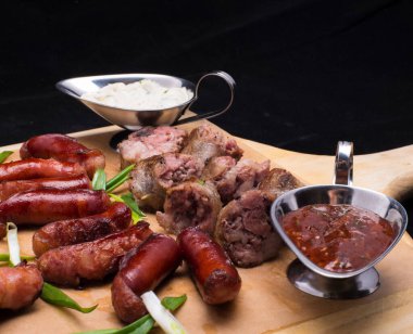 Ahşap masada sosis, et ve sebzeler