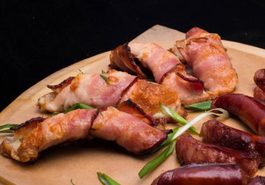 Domuz pastırması ve sarımsaklı sosis.