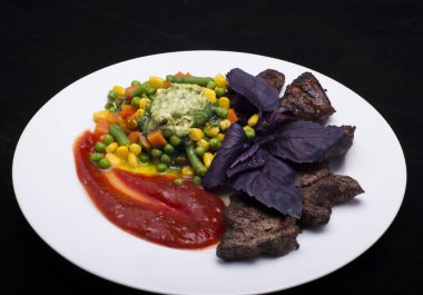 Sebzeli biftek, yakın görüş.