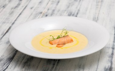 Balık ve sebze çorbası