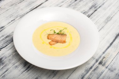 Limonlu ve nane soslu balık