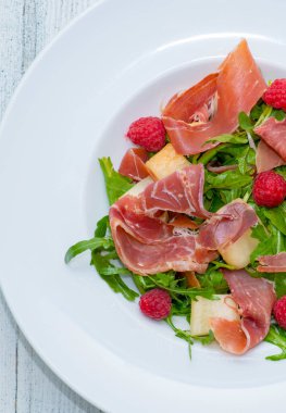 Jambonlu taze roka salatası.