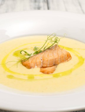 Somon ve limonlu somon çorbası.