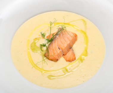 Patates püresi ve otlu somon.