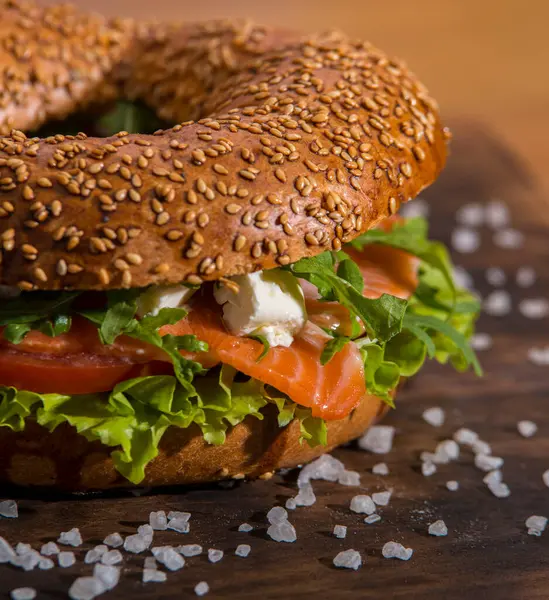 Tütsülenmiş peynirli lezzetli simit, yakın plan.