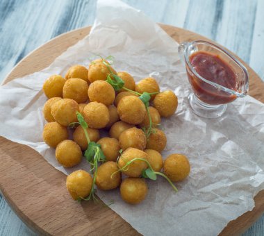 Tahta tabakta kızartılmış toplar.