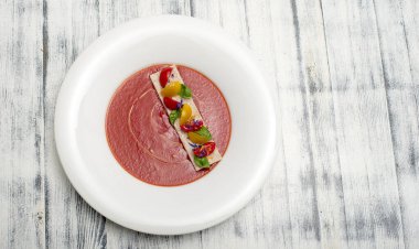 Tabağında kapari olan sığır carpaccio, yaklaş.