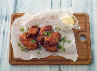 Masada soslu kızarmış balık ve patates kızartması