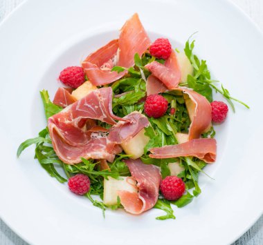 Prosciutto, roka ve prosciutto salatası.