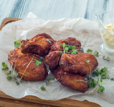 bir tabak kızarmış tavuk kanatları