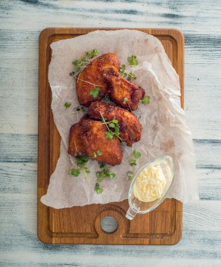 Sos ve ketçaplı kızarmış tavuk kanadı..