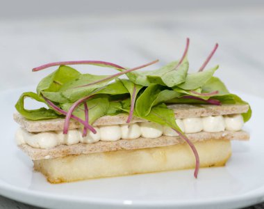 Peynirli ve salata yapraklı taze sandviç.