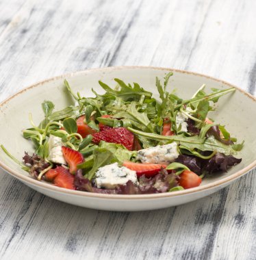 Domatesli taze salata, peynir ve fesleğen.