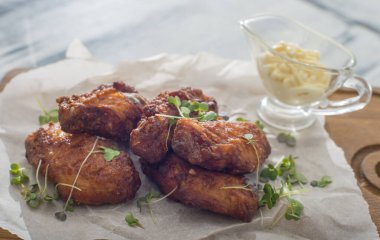 Soslu kızarmış tavuk.